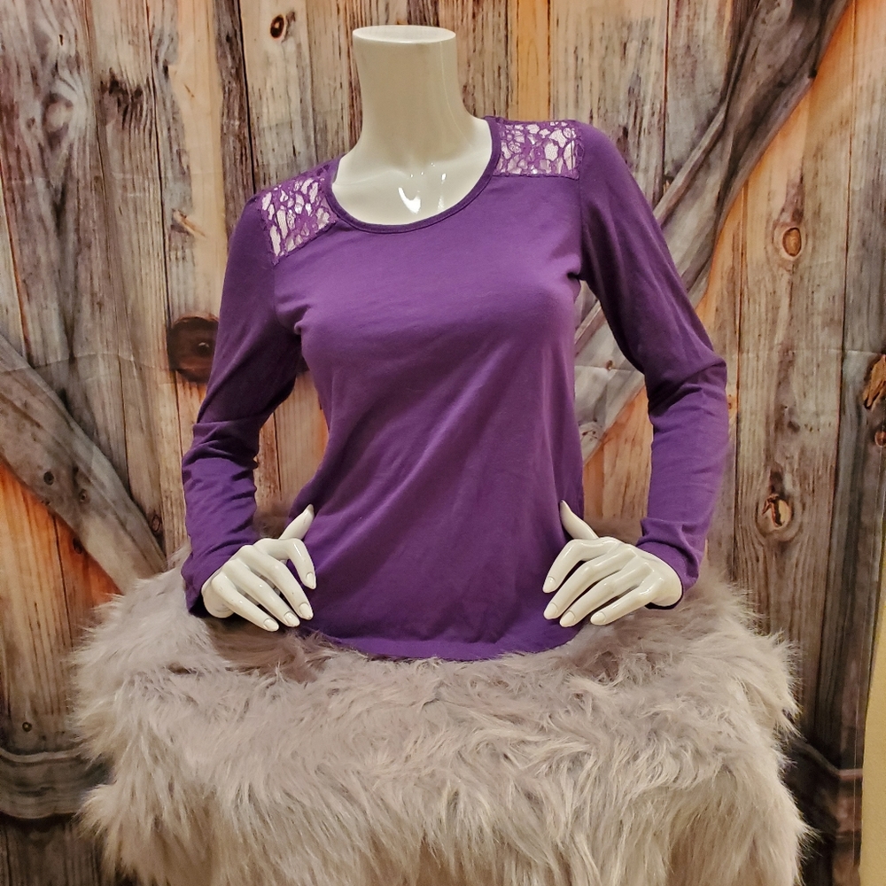 A set of 2 long sleeve shirts